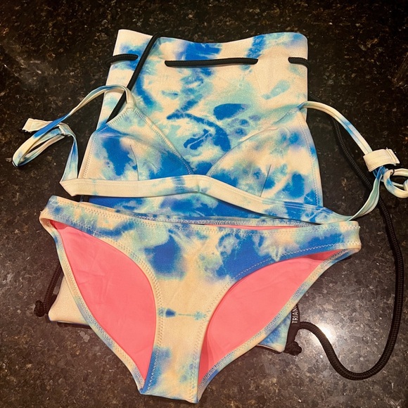 Blue tie dye neoprene triangl bikini set and drawstring backpack - Picture 4 of 4